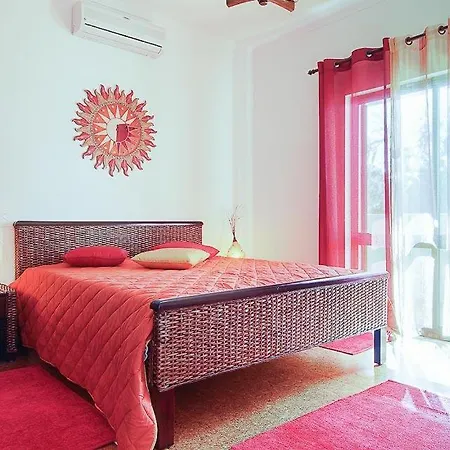 Gale Sleeps 8 Pool Air Con Wifi